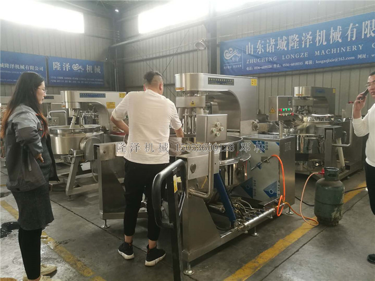 歡迎浙江杭州客戶到我隆澤考察炒菜機(jī)